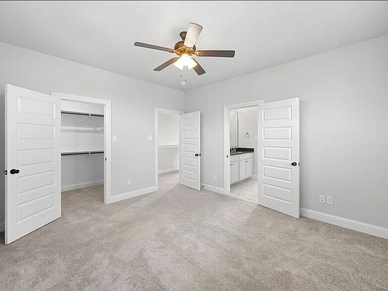 Building Photo - 9525 Thorncrown Ln