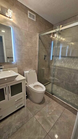 Building Photo - 1419 N Elderberry Ave