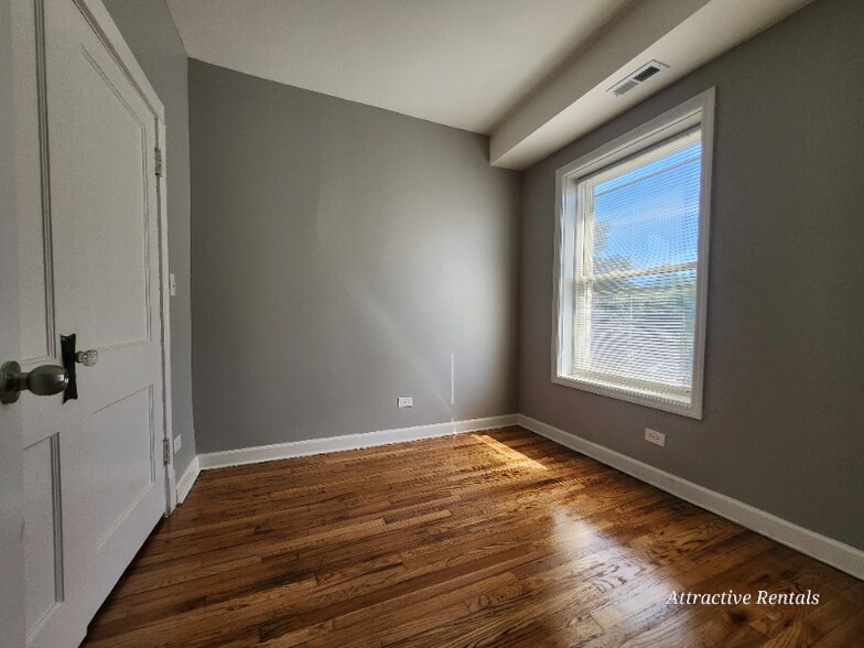 Building Photo - 608 E 71st St