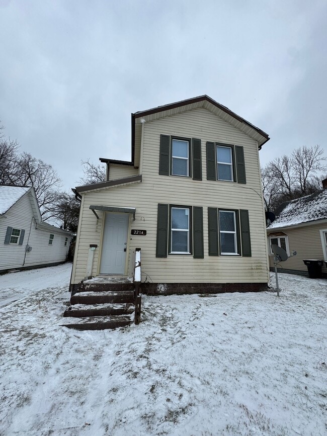 Building Photo - 2214 Kemble Ave