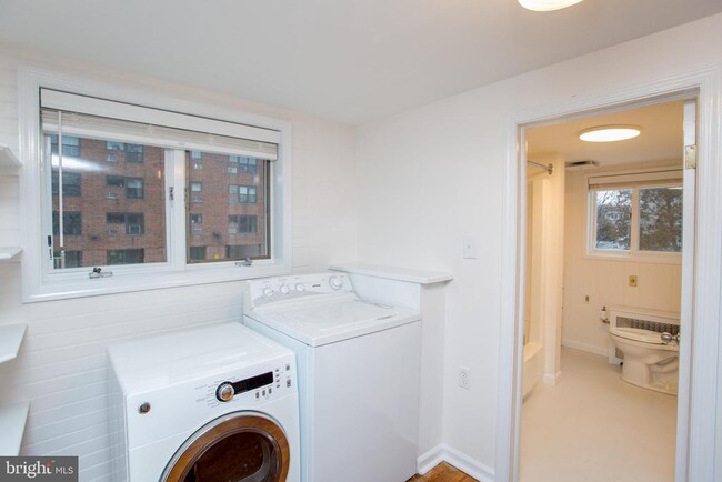 Building Photo - 67 Ferry St