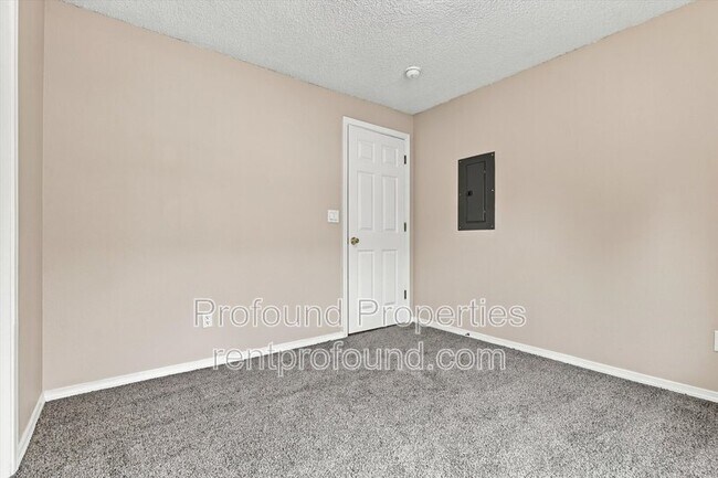 Building Photo - 12225 SW Gingham Ln