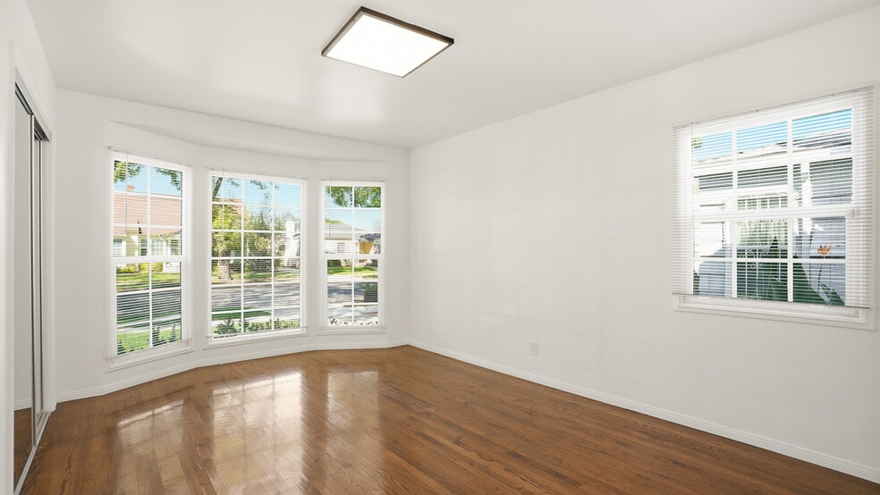 Building Photo - 3936 S Victoria Ave