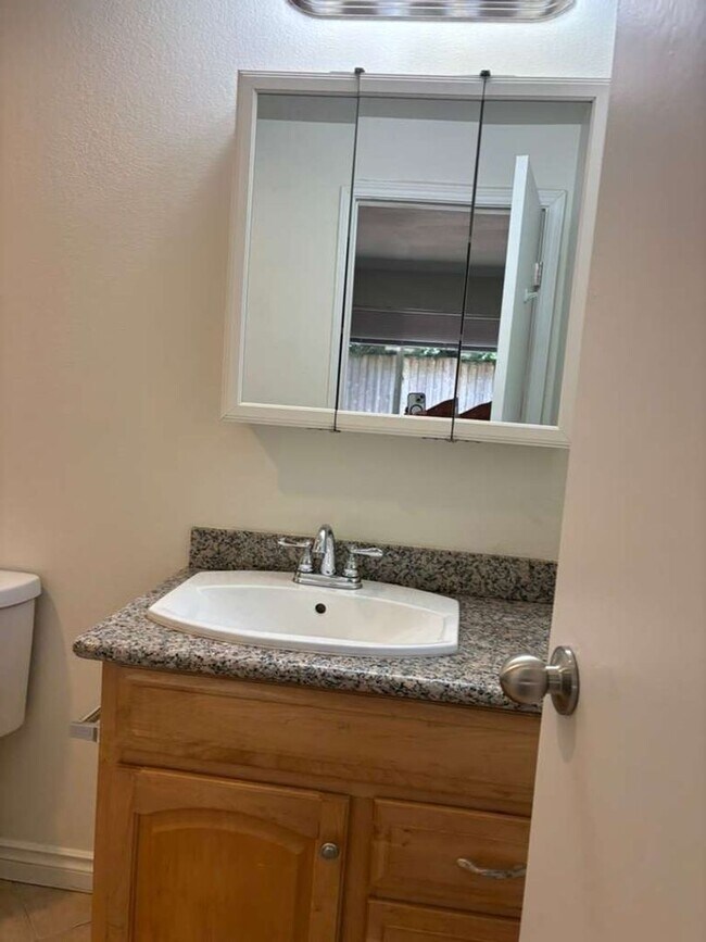 Building Photo - Beautiful remodeled ground floor 2 bedroom 1.5 bath
