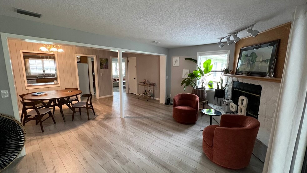 Building Photo - 5702 Cedar Forest Dr S