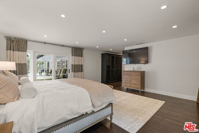 Building Photo - 9023 Alto Cedro Dr