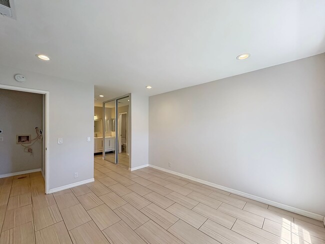 Building Photo - Beautifully updated 2 bed/2bath in the Sum...