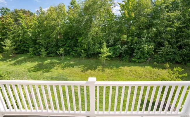 Building Photo - Spacious End-Unit Townhome for Rent in Mer...
