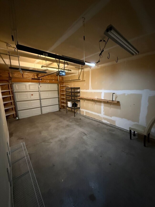 Building Photo - 3 Bedroom End Unit