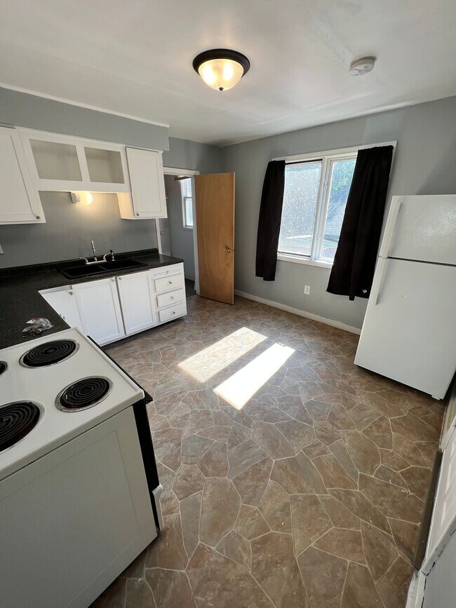 Building Photo - 708 E 6th St