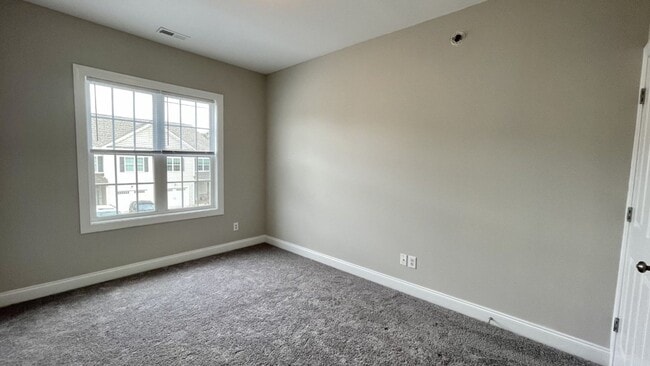 Building Photo - Updated Townhome with Garage & Screened in...