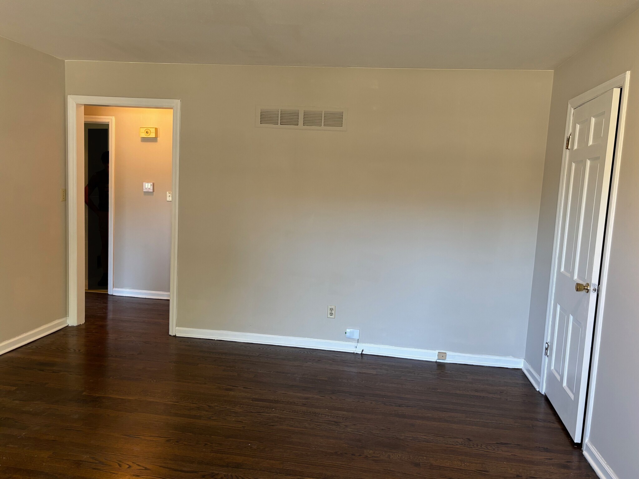 Living room looking into hallway - 4317 S Canterbury Pl