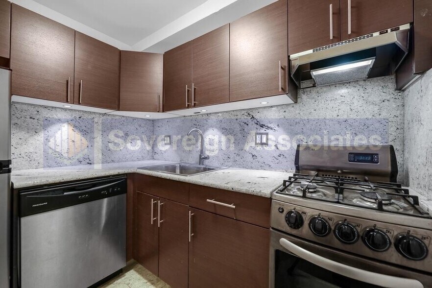 Building Photo - 425 E 80th St