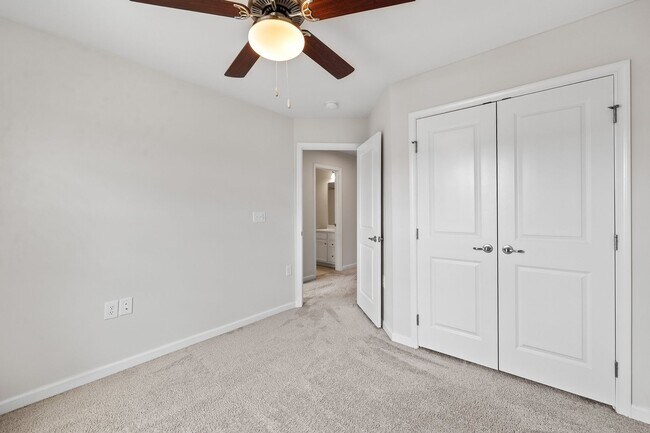 Building Photo - **End Unit 3/3 Townhome in Great Location**