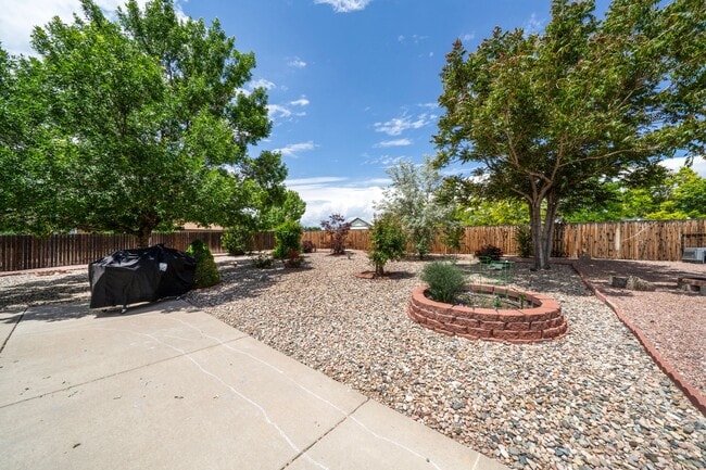 Building Photo - $2222 | 3BR/3BA | Pueblo West Gem!