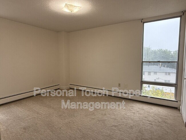 Building Photo - 501 7th St S