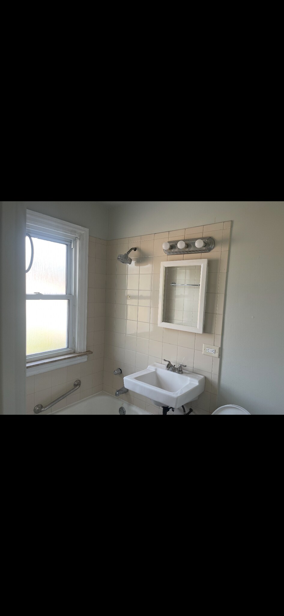 Building Photo - 3345 N Oleander Ave