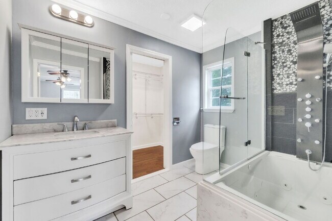 Building Photo - Spacious Rental with Modern Kitchen, Large...