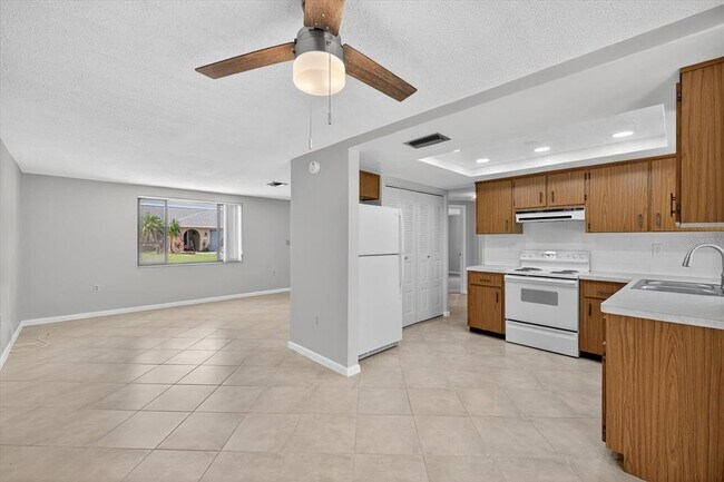 Building Photo - 7725 Summertree Ln