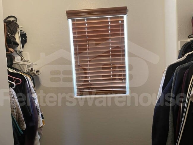 Building Photo - 2328 W Skinner Dr