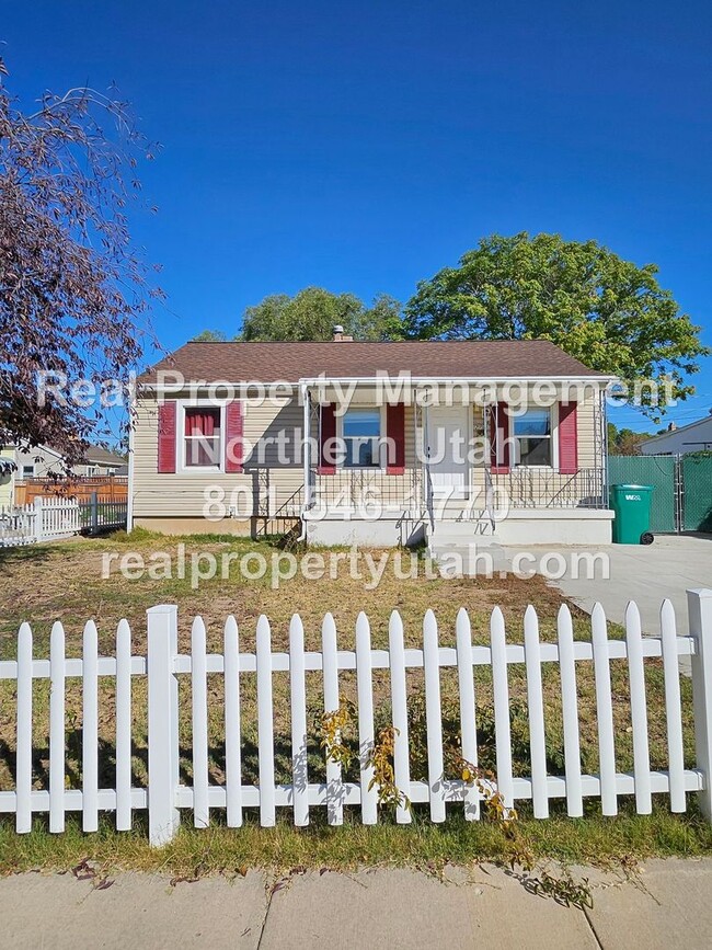 Primary Photo - Darling 3 Bedroom Home in Clearfield Now A...