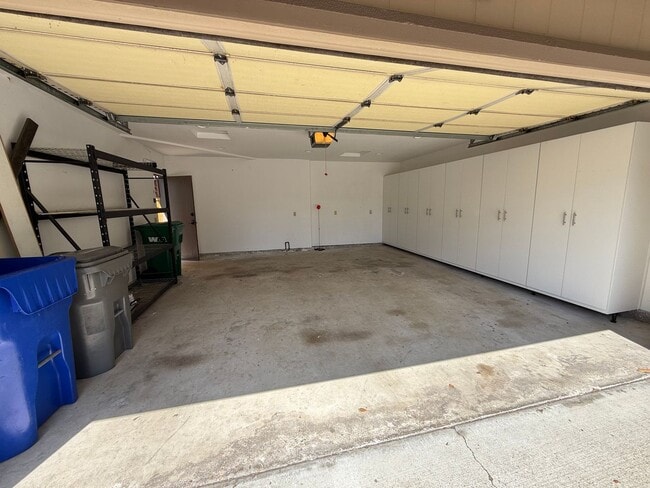 Building Photo - Spacious 3-Bed, 2-Bath End-Unit Townhome w...