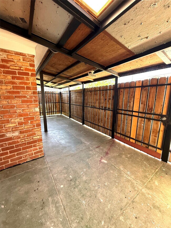 Building Photo - 5830 Clarewood Dr