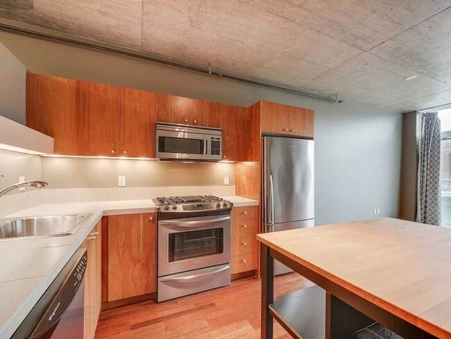 Building Photo - Charming 1 bedroom  1 bath Condo in Portland's Downtown Goose Hollow Neighborhood, with Utilities...