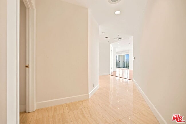 Building Photo - 10724 Wilshire Blvd