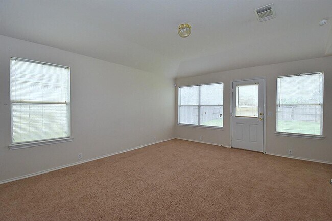 Building Photo - 3 BEDROOM 2 BATH COZY HOME WITH NEW UPGRAD...