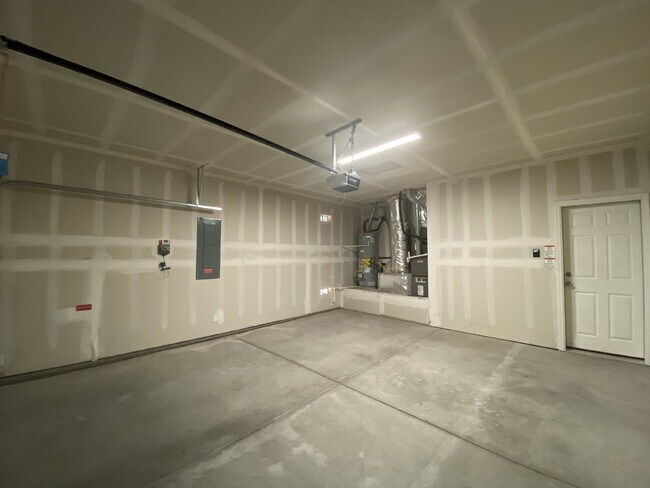 Building Photo - MUST SEE 3BR/2Bath