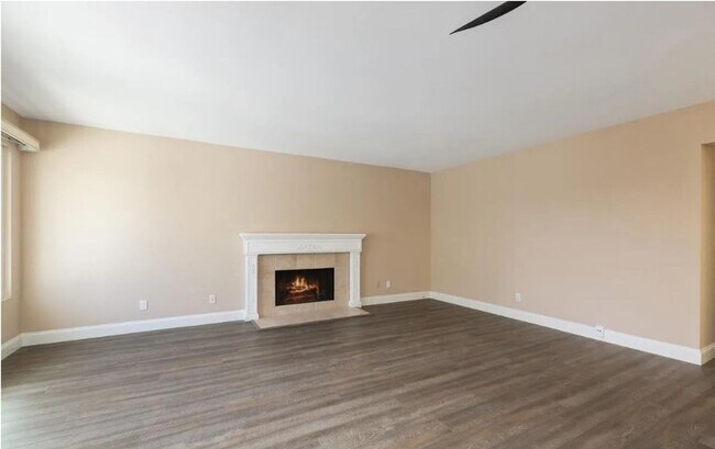 Building Photo - Spacious Carlsbad Condo Walking distance t...