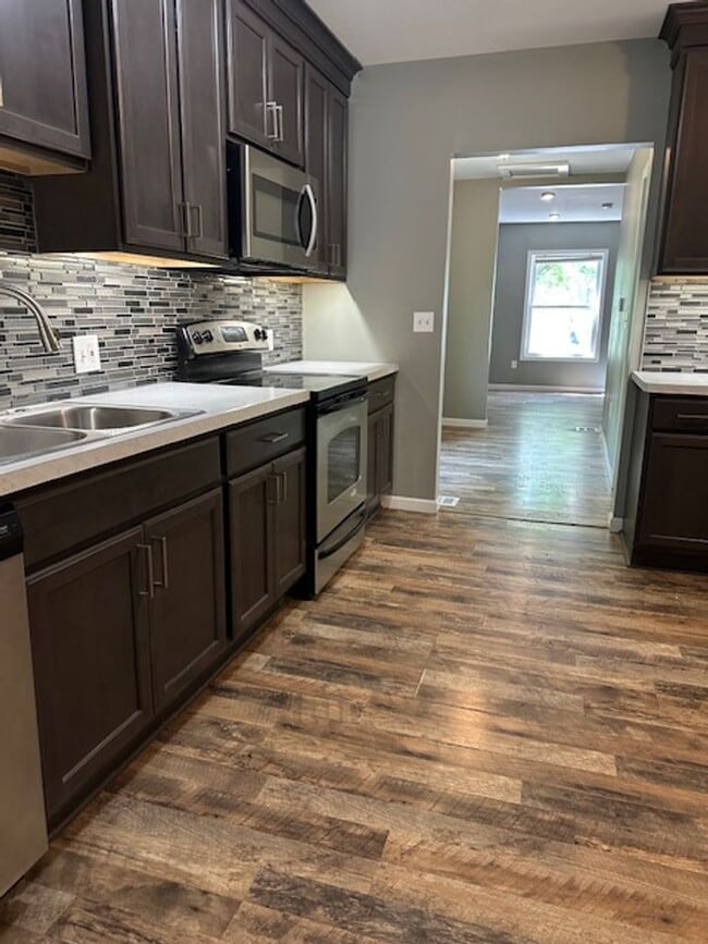 Building Photo - $250 OFF 1ST MONTH RENT! Charming 2-Bedroom Home in the Heart of Fairport Available Now