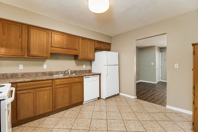 Building Photo - Experience the charm of this fabulous dupl...