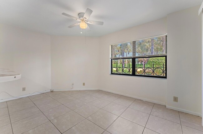 Building Photo - 3 Uno Lago Dr