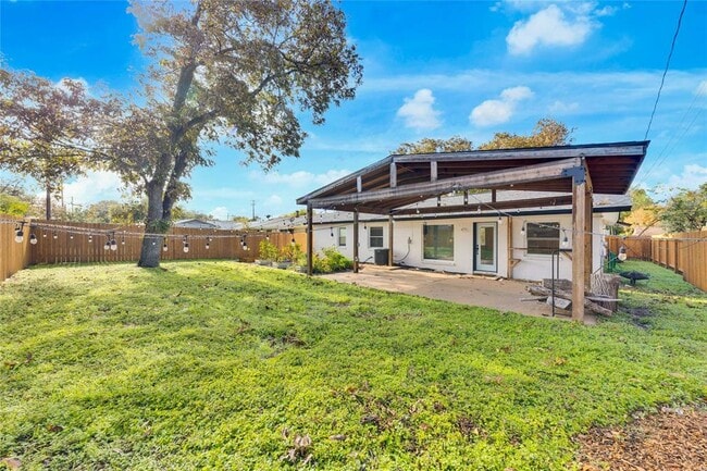 Building Photo - 8213 Briarwood Ln