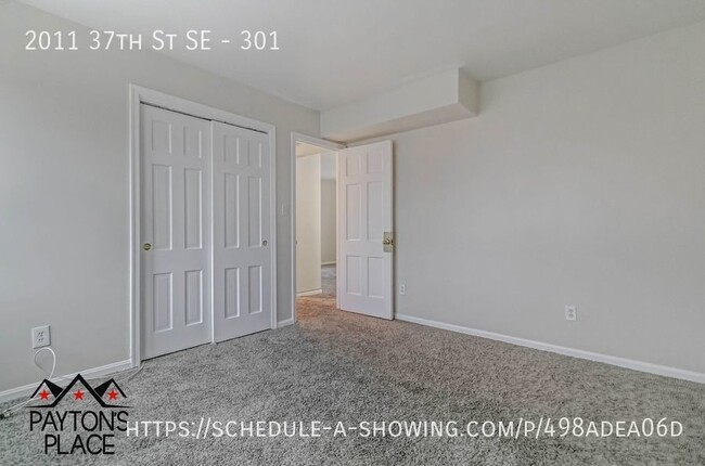 Building Photo - Spacious condo unit in well kept building.