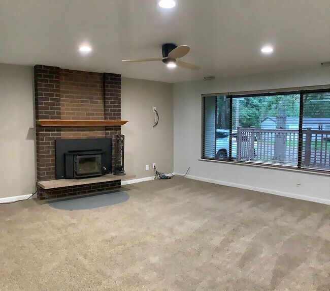 Building Photo - 1 STORY RAMBLER 3 BED 1.5 BATH IN PORT ORCHARD