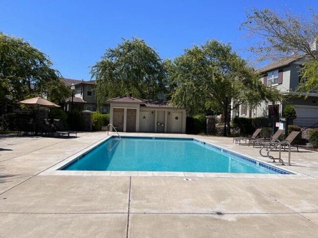 Building Photo - Beautiful 3BD/3BA, Two-Story Corner Unit C...