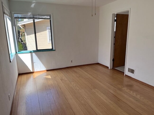 Building Photo - 5428 Claremont Ave