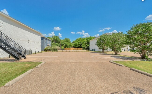 Building Photo - Beautiful 4 bed 4 bath