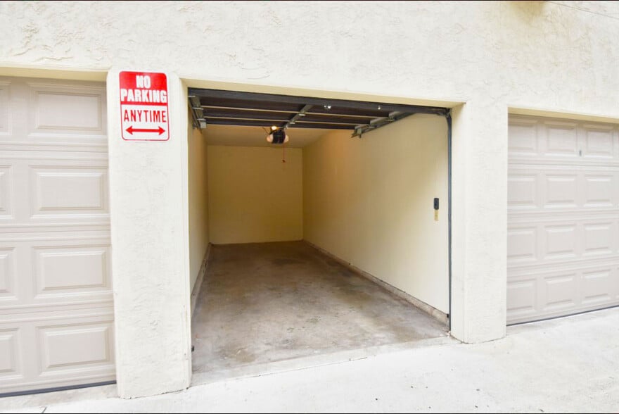 2BR, 2BA - 810SF - Gold Coast Apartments *Move In Specials*