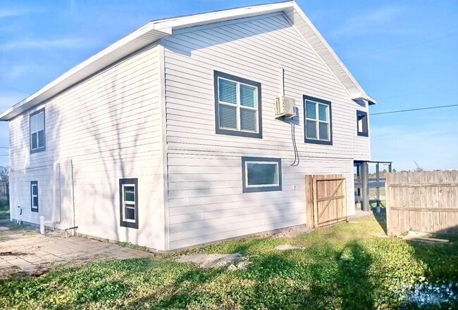 Building Photo - 4406 Helen St