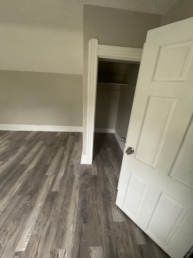 Building Photo - Section 8 Accepted - Spacious 4br/2ba Home