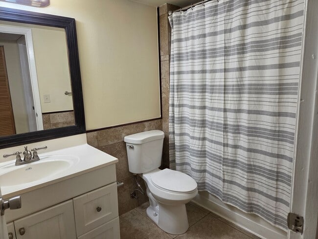 Building Photo - Upgraded 2BR/2BA – Gated Community, Great Amenities!