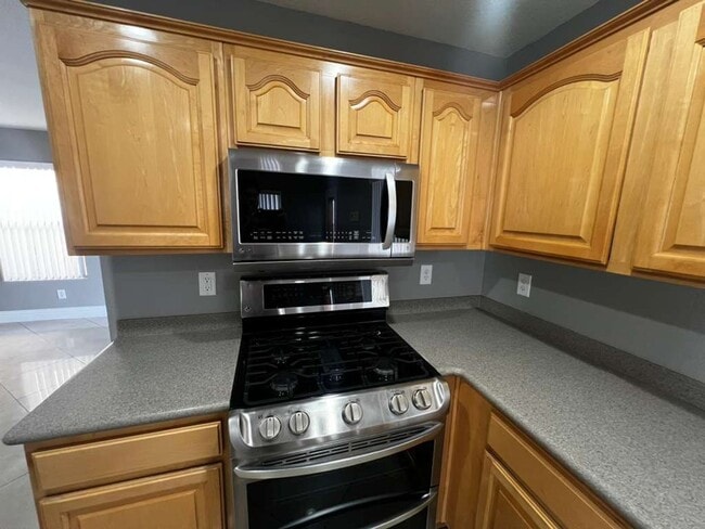 Building Photo - Must see 2 story 4 bed/3 bath home in the heart of SUMMERLIN