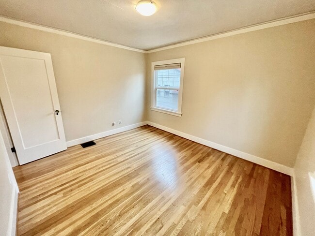 Building Photo - Rare Find, Large 3bd/2bathroom (w/ Bonus Rooms) House Near Rose City Golf Course