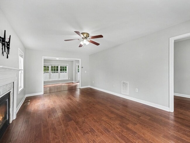 Building Photo - 242 5th St