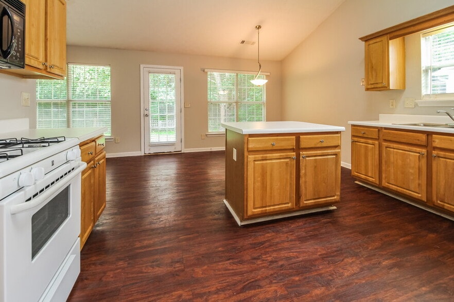 Building Photo - 5729 Lakeview Cir