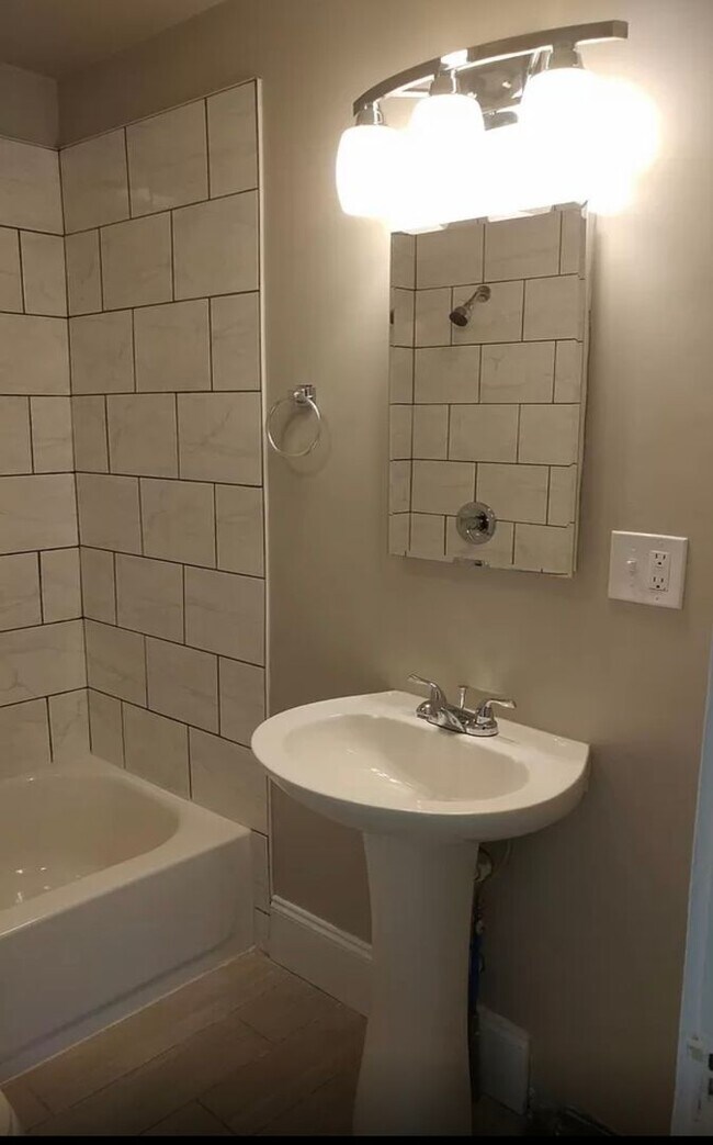 Building Photo - 3 bedroom 2 bath prime location!